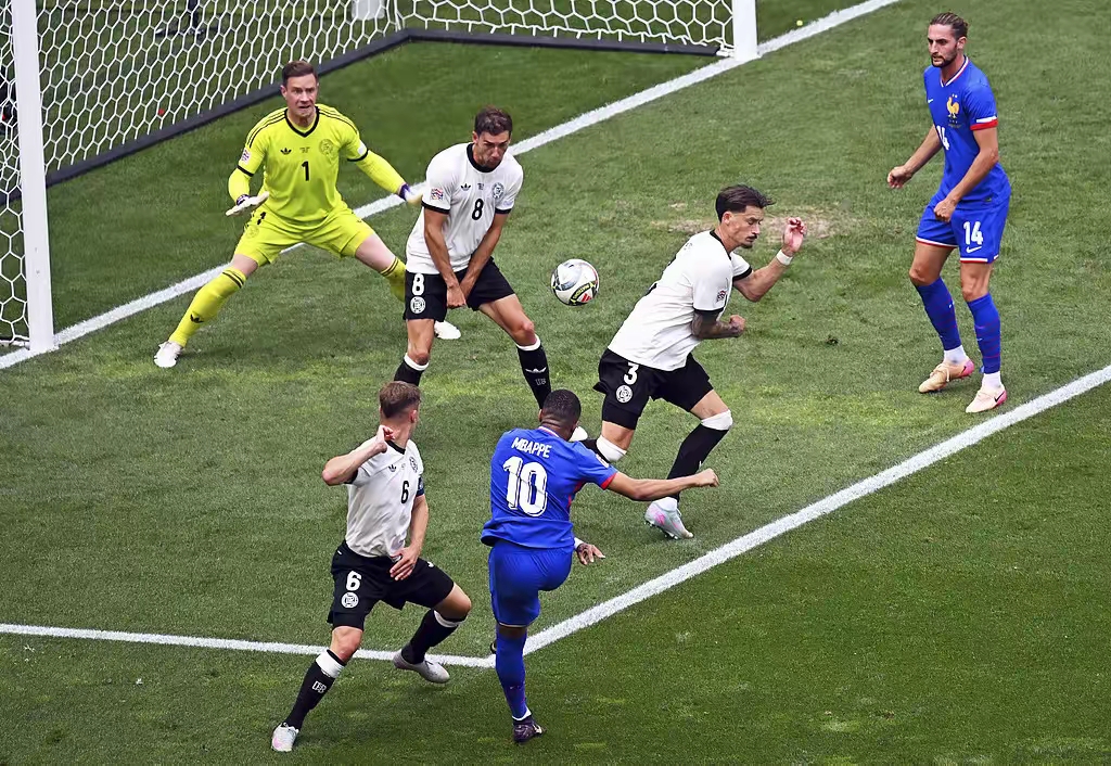 爱游戏体育-希腊险胜塞维利亚，C罗统治全场