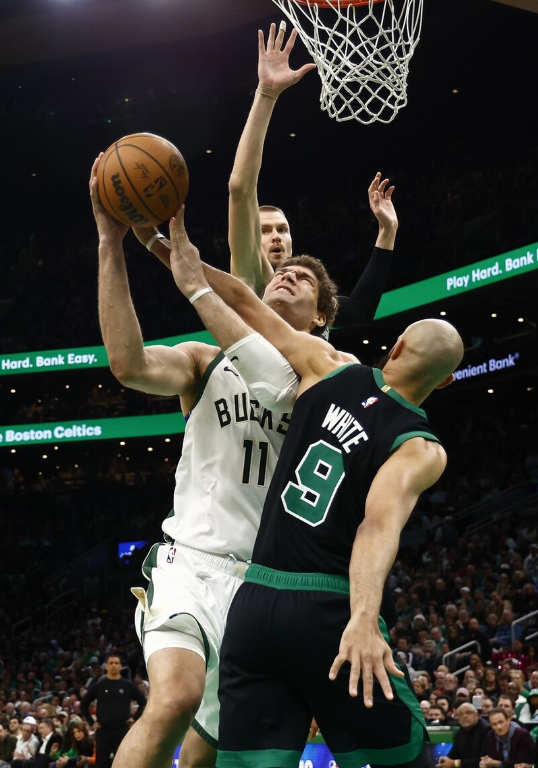 爱游戏官方入口-灰熊逆转雄鹿，塔图姆统治全场