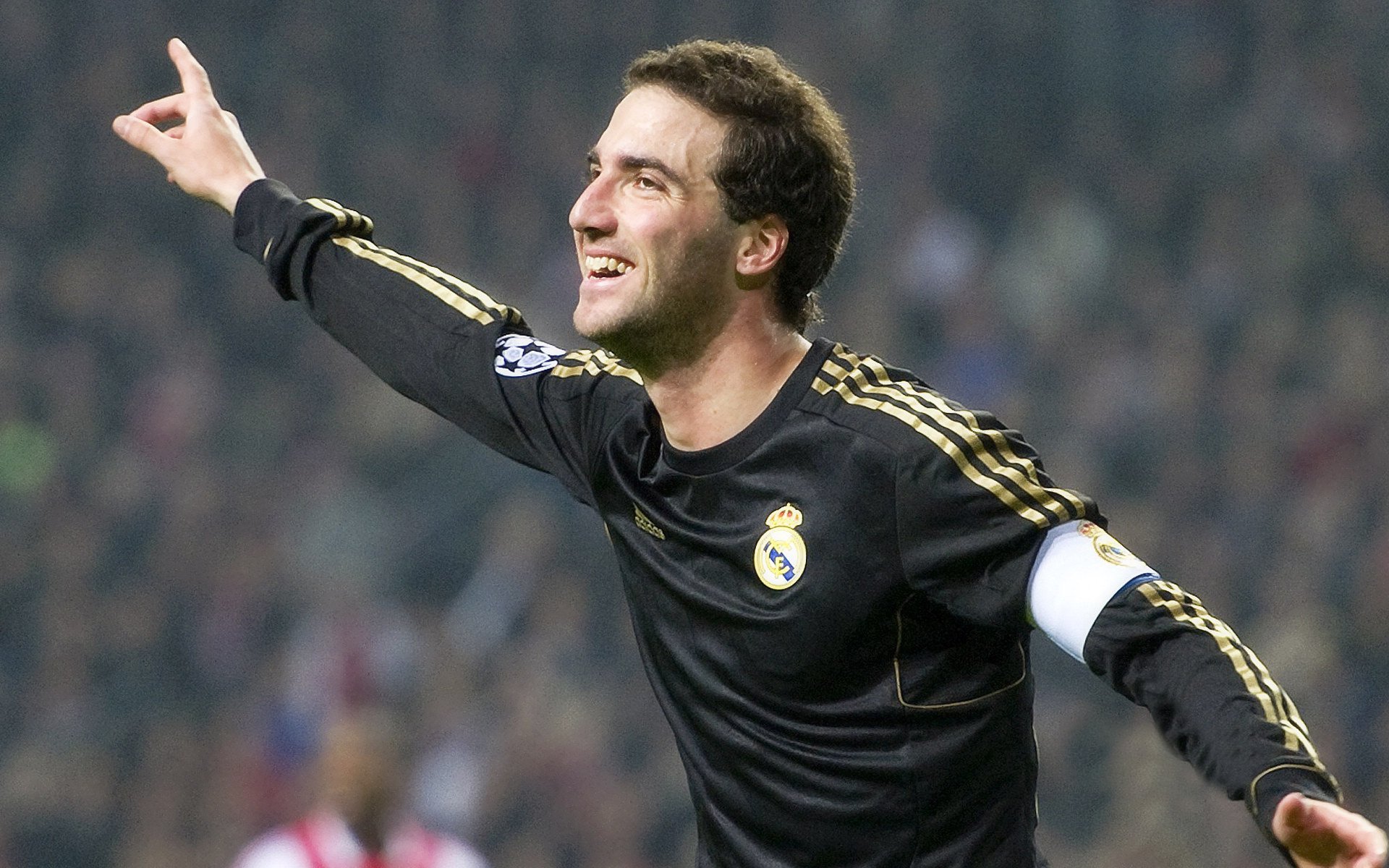 爱游戏大厅-爱德华兹存在感拉满，当狼性撕碎骑士，掘金看到未来巨星的獠牙